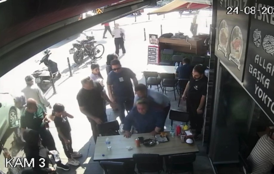 heimlich-manevrasiyla-kadinin-hayatini-kurtaran-polis-her-zaman-vatandasimizin-yanindayiz
