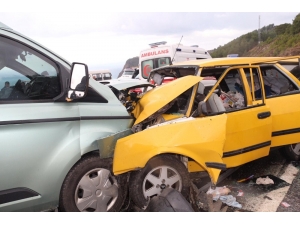 Kaygan Yolda Kafa Kafaya Çarpıştılar: 5 Yaralı