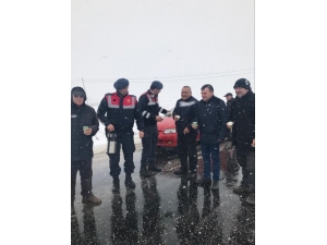 Jandarmadan Karda Yolda Mahsur Kalan Araç Sürücülerine Sıcak Çay İkramı