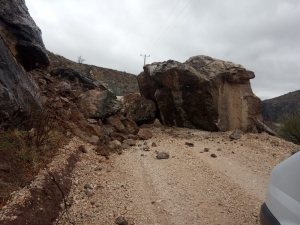 Depremin Düşürdüğü Kaya Ulaşımı Engelliyor