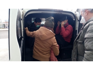 Kaçak Göçmenleri Donmak Üzereyken Polis Kurtardı