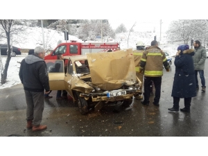 Uşak’ta 2 Otomobil Çarpıştı: 1 Yaralı