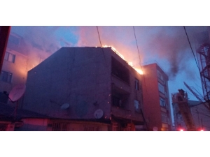 Küçükçekmece’de 3 Katlı Binada Korkutan Çatı Yangını