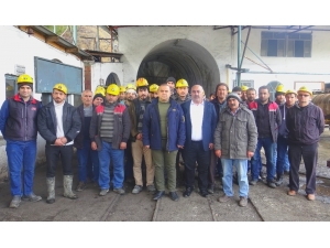 Kömür Ocağında Çalışan İşçiler Maaşlarını Zamanında Alamadıkları İçin İş Bıraktı