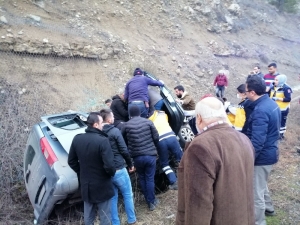 Otomobil Şarampole Devrildi: 2 Yaralı