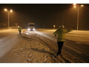 Bolu Dağı’nda Yoğun Kar Nedeniyle Tır Geçişlerine İzin Verilmiyor