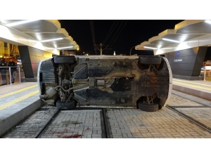 Otomobil Tramvay Durağına Daldı: 2 Yaralı