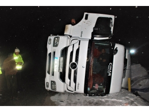 Tokat’ta Buzlanan Yolda Tır Devrildi: 2 Yaralı