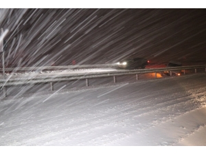Aksaray’da Etkisini Artıran Kar Yağışı Tipi Ve Fırtınaya Dönüştü