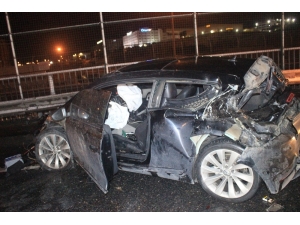 Otomobil Kamyonete Arkadan Çarptı: 1’i Ağır 3 Yaralı