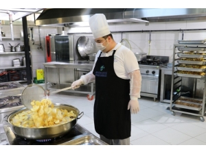 Beykoz’da Soğuk Kış Günlerinde İhtiyaç Sahiplerine Yemek Dağıtılıyor