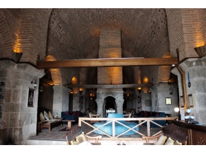 Tarlaların İçinde 626 Yıllık Otel Müşterilerini Ağırlıyor