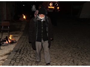 Depremde Felçli Adamın Yürümeye Başladığı İddiası