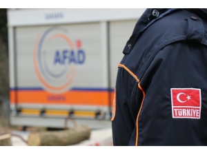 Ekipler, Depremde Anne Ve Oğlunu Sarılmış Halde Çıkardı