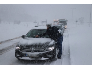 Bolu’da Şiddetli Kar Yağışı Devam Ediyor