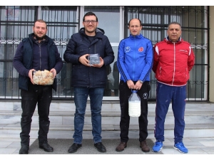 Yoğun Kar Yağışında Sokak Hayvanlarını Unutmadılar
