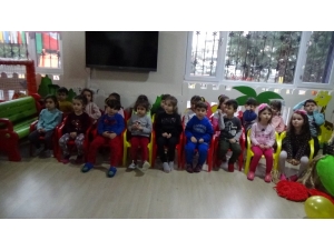 Depremzede Yaşıtlarına Yardım İçin Kuyruğa Girdiler