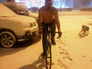 Buz Gibi Havada Yarı Çıplak Bisiklet Sürdü