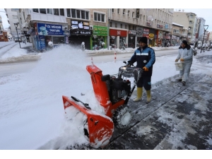 Yaya Kaldırımları Kar Küreme Makineleri İle Temizleniyor