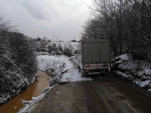 Çekmeköy’de Kar Nedeniyle Kayan Kamyonet Dereye Devrildi