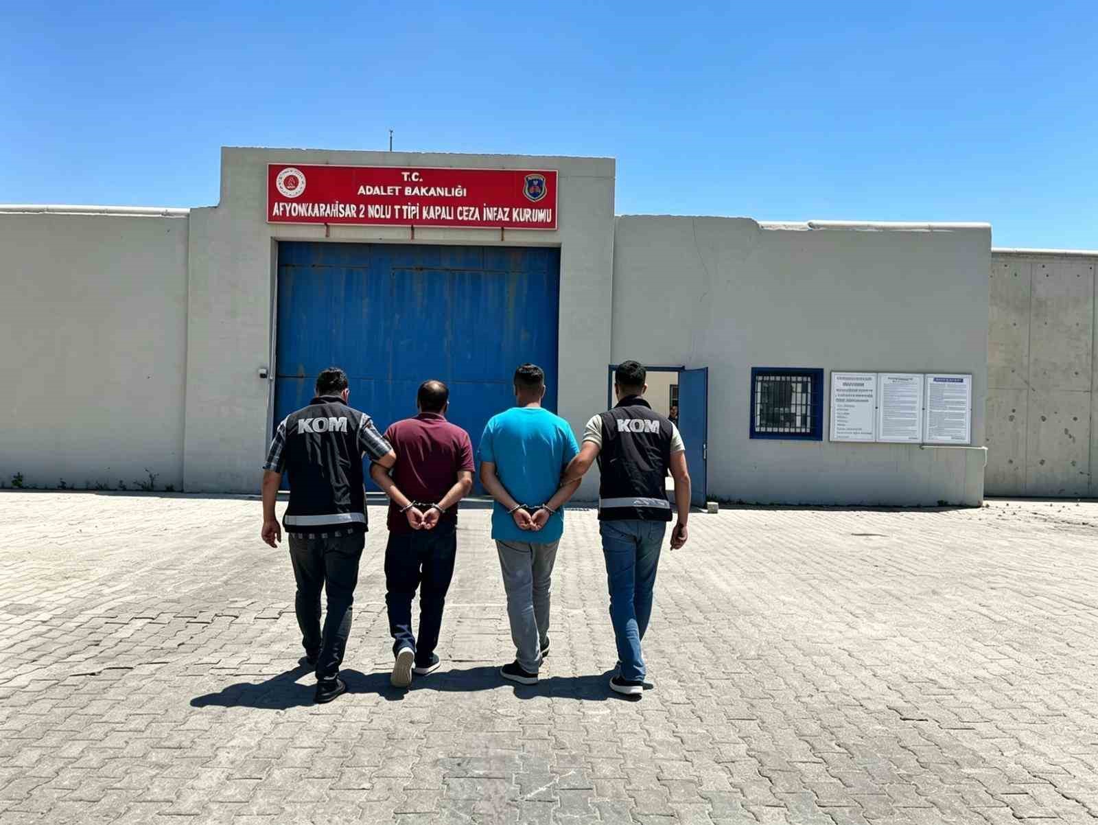 kacakcilik-sucundan-aranan-2-sahsi-polis-yakaladi