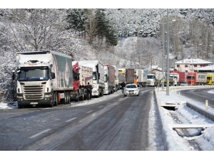 Tokat-sivas Kara Yolunda Buzlanma Ulaşımda Aksamalara Yol Açtı