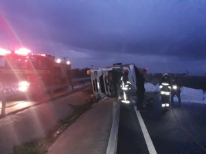 Mardin’de Kontrolden Çıkan Tır Bariyerlere Çarptı: 1 Yaralı