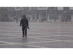 Samsun Şehir Merkezine Mevsimin İlk Karı Düştü