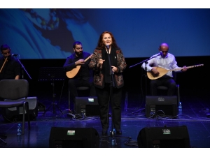 Sabahat Akkiraz 50’inci Sanat Yılını Kadıköy’de Kutladı