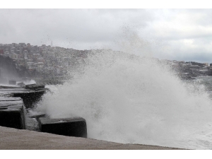 Zonguldak’ta Dev Dalgalar 7 Metrelik İstinat Duvarını Aştı