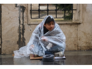 Dondurucu Soğukta Naylona Sarılıp Isınmaya Çalıştı