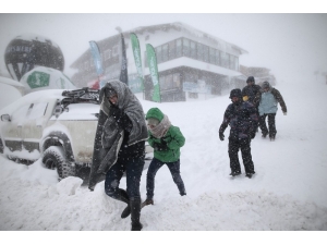 Uludağ’da Tatilcilere Kar Ve Fırtına Şoku