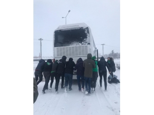 Taraftarları Taşıyan Otobüs Yolda Kaldı