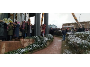 Bursa’da Züccaciye Dükkanının Açılışında İzdiham Yaşandı