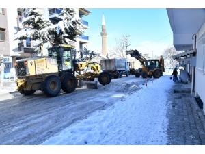 Isparta Belediyesi Ekipleri Kar Ve Buzlanmaya Karşı 24 Saat Esasıyla Çalışıyor