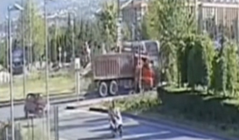 tramvay-ve-kamyonun-carpistigi-kaza-kamerada
