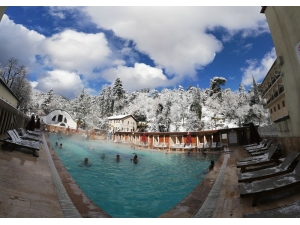 Kar Altında Havuz Keyfi