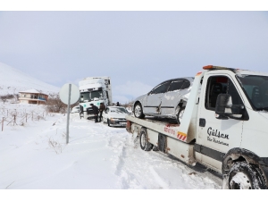 Tır, 3 Otomobile Çarptı: 6 Yaralı