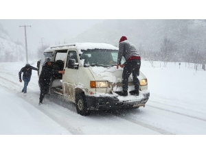 Kimisi Zincir Takarak, Kimisi İse Araçların Üzerine İnsanları Çıkararak Yollarda İlerliyor