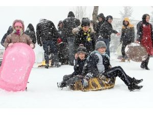 Çocukların Kar Keyfi