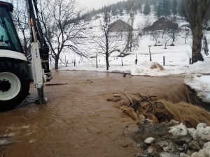 Adana’da Sağanak Yağış Nedeniyle Yol Çöktü