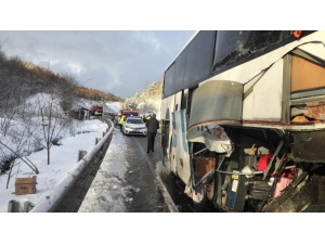 Otobüs Tüp Yüklü Kamyonete Çarptı: 5 Yaralı