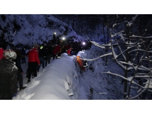 Düzce’de İş Makinesi Uçuruma Yuvarlandı: 1 Ölü, 2 Yaralı