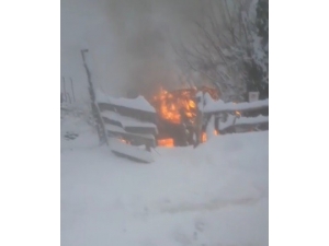 Kastamonu’da 2 Katlı Ahşap Ev Alevlere Teslim Oldu