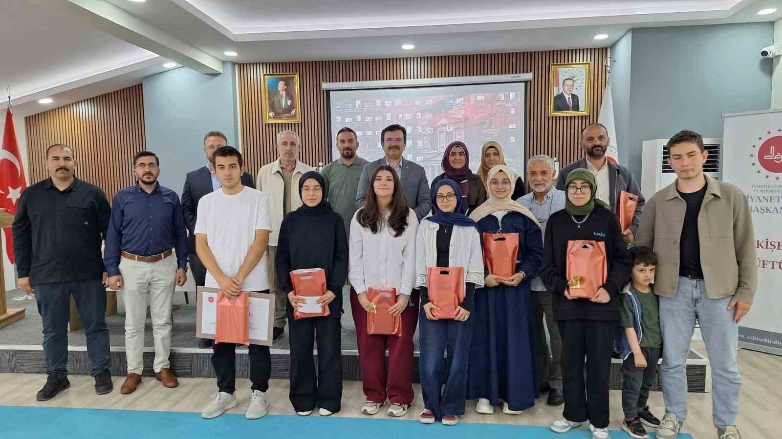 eskisehir-de-umre-odullu-bilgi-yarismasinin-kazananlari-odullerine-kavustu