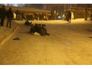 Karda Kayabilmek İçin Yoğunluktan Sıra Beklediler