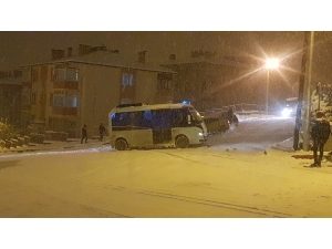 Buz Pistine Dönen Yolda Kazalar Art Arda Geldi