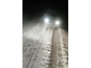 Siirt’te Karda Mahsur Kalan Araç Traktör Yardımıyla Kurtuldu