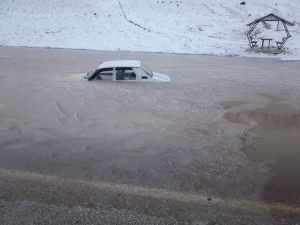 Su Birikintisine Düşen Araç Buz Tuttu