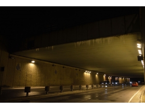 Üst Geçitlerde Oluşan Buz Sarkıtları Tehlike Oluşturuyor